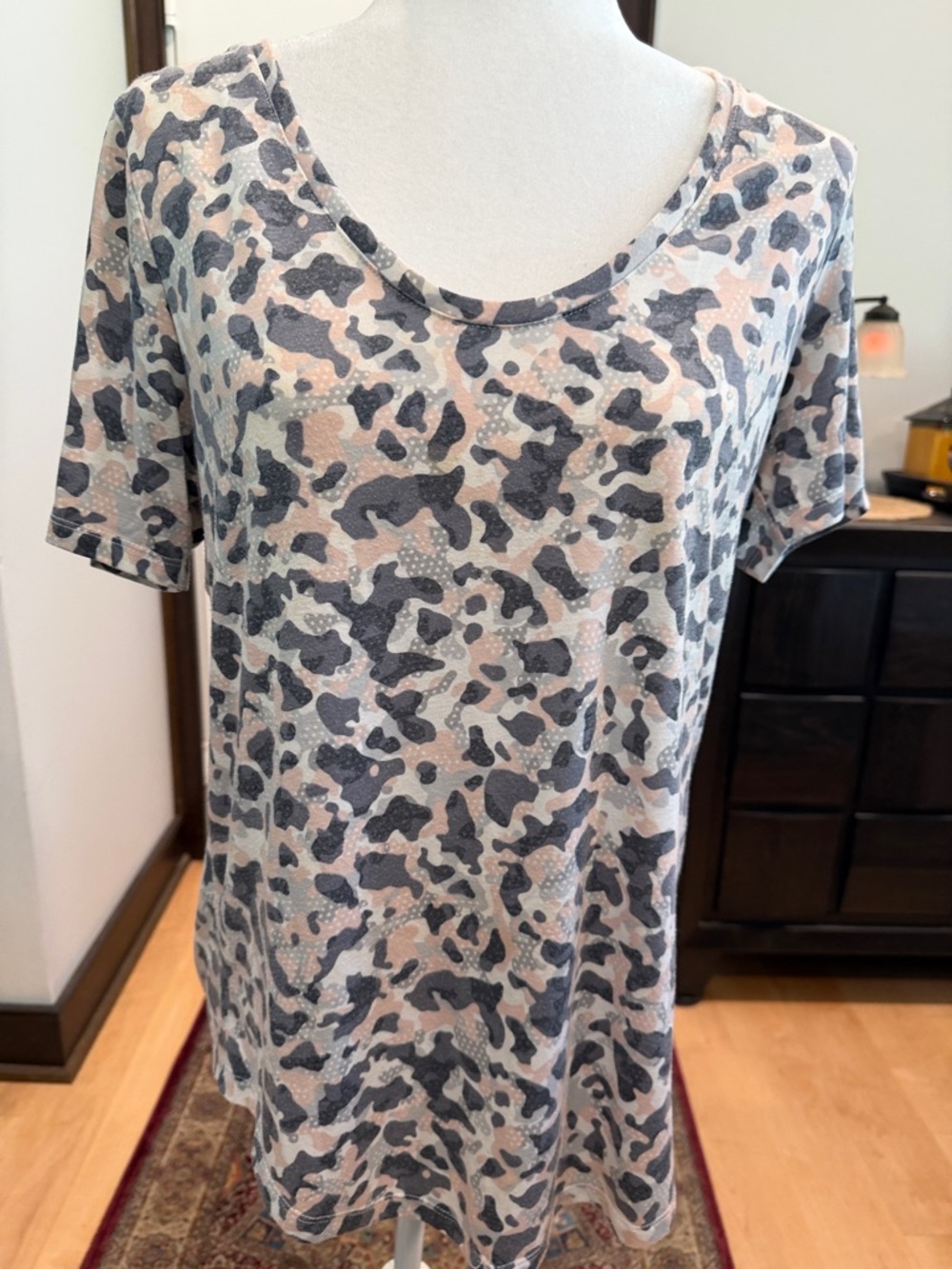 Old Navy Short Sleeve Scoop Tee in Gray and Blush Leopard